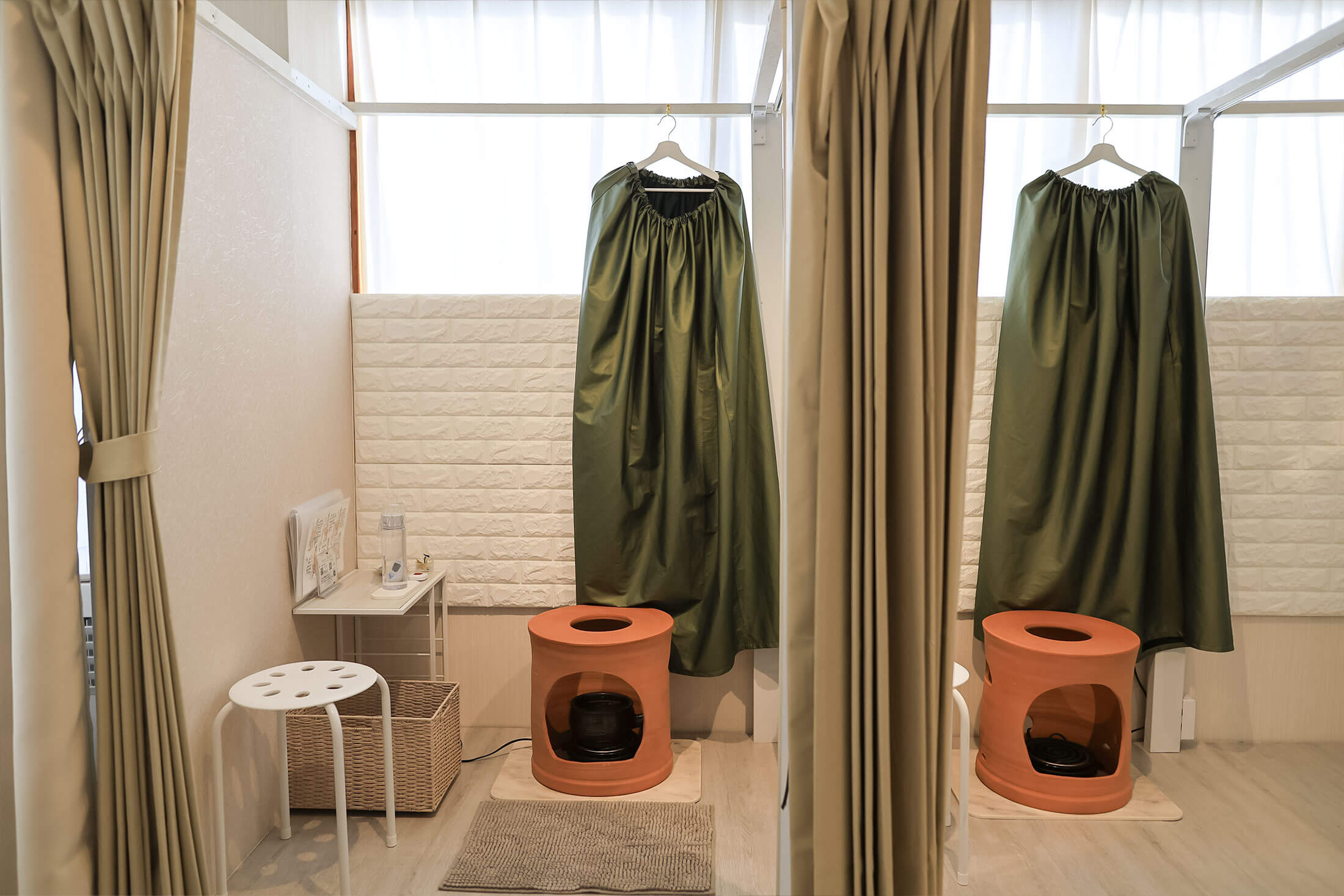 黄土の器を使った本格的なよもぎ蒸しが体験可能